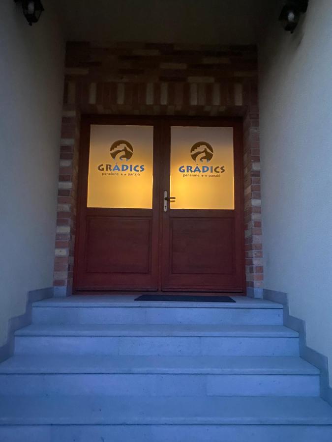 Grádics Panzió Hotel Siculeni Exterior foto